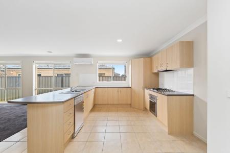 11 Opperman Place, Point Cook, VIC 3030, 오스트레일리아