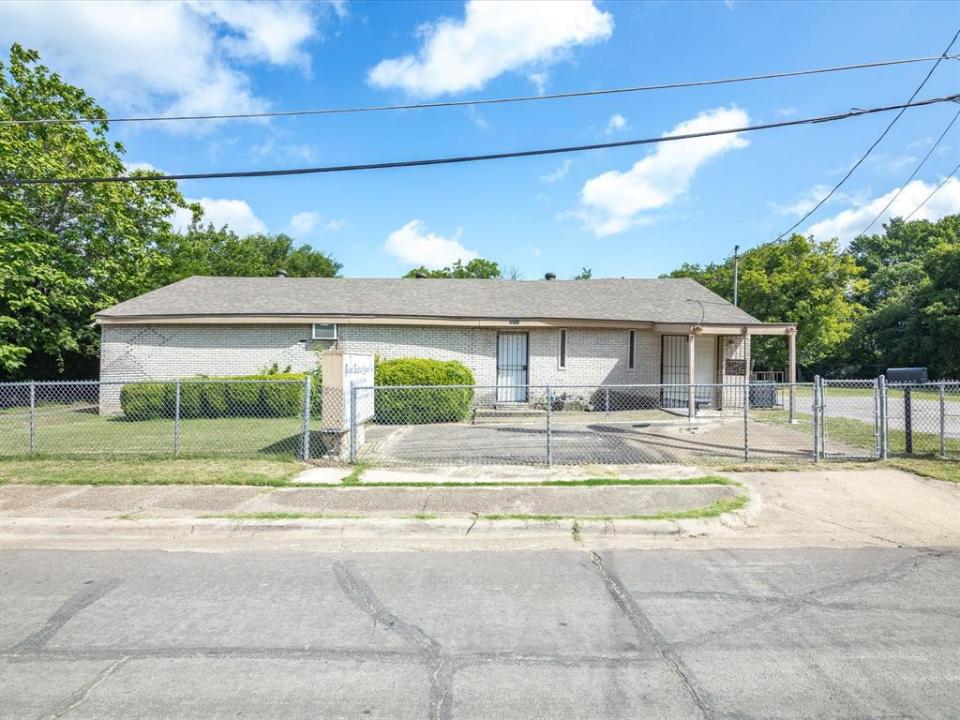 2211-2219 Frank Henderson Jr Drive, Dallas, Texas 75216