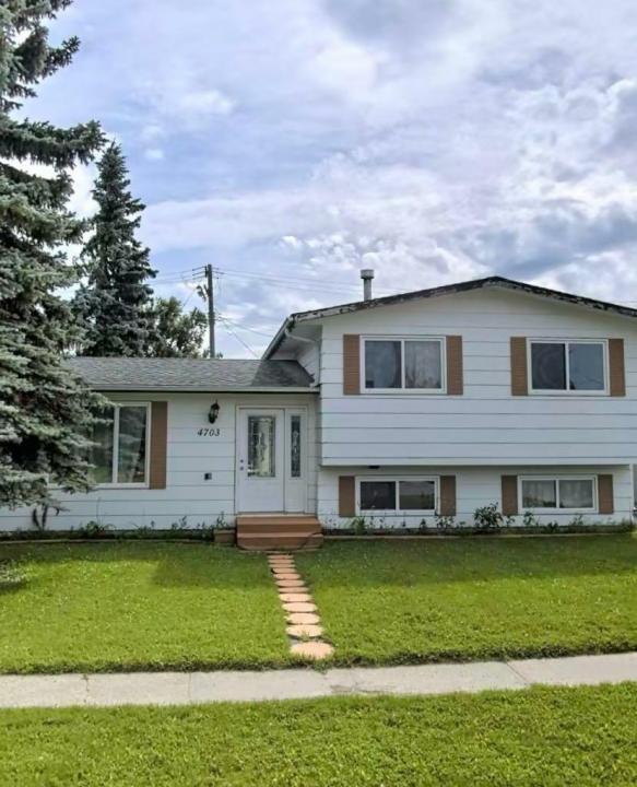 4703 55 AVENUE, Whitecourt, Alberta T7S 1A4, Canadá