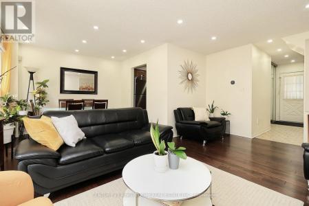 25 WHITECAP BOULEVARD, Toronto (scarborough Village), Ontario M1M 2Y5, Canada