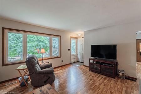 48 MARKET STREET, Paris, Ontario N3L 3B2, Canadá