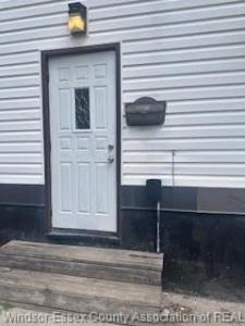 1227 CURRY AVENUE LOWER, Windsor, Ontario N9B 2C8, Kanada