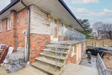 3 LAKELAND DRIVE, Toronto, Ontario M9V 1M8, Canadá