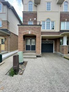 10 ENGLAND TERRACE, Hamilton, Ontario L8J 0G4, Canada