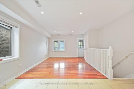 1117 QUEEN STREET E, Toronto, Ontario M4M 1K9, Kanada
