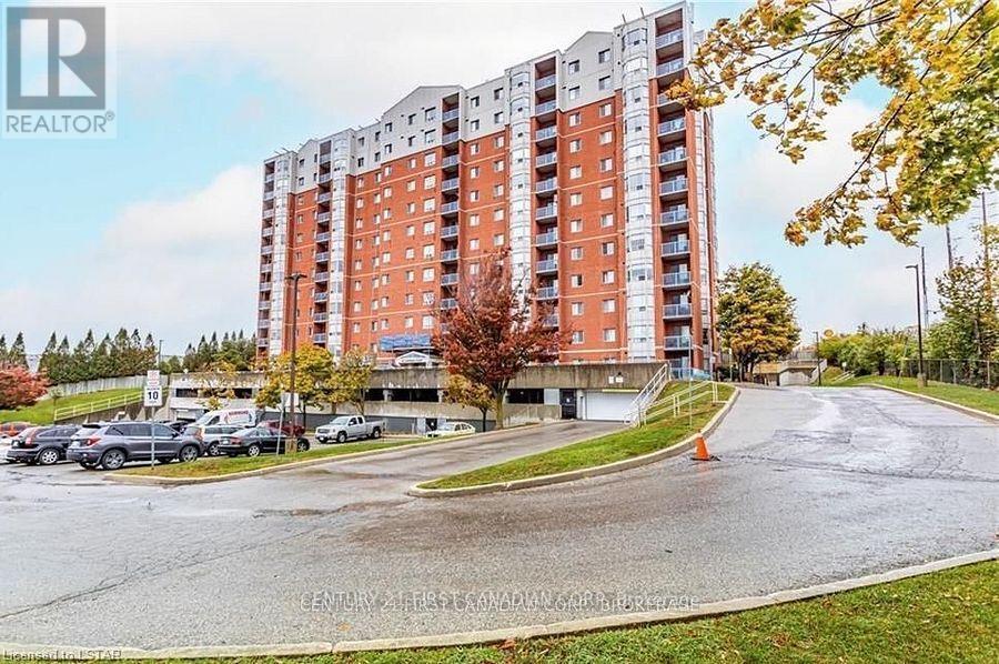30 CHAPMAN COURT, London North (north I), Ontario N6G 4Y4, Canada