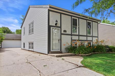 1716 Michael Dr, Waukesha, Wisconsin 53189, USA