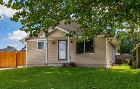 2211 E 38th Street, Des Moines, Iowa 50317, USA