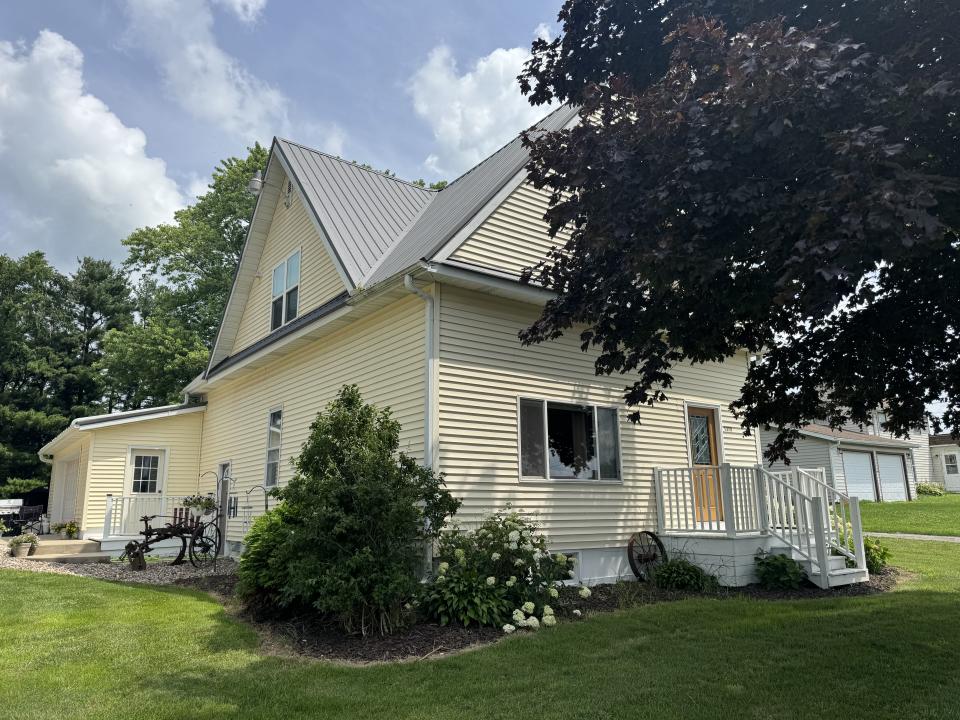 1370 Dodgeville Street, Highland, Wisconsin 53543, USA