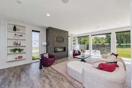 989 65th Street, West Des Moines, Iowa 50266, USA