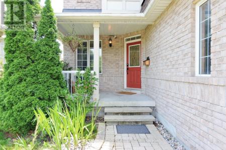 35 WELDON STREET, Whitby (rolling Acres), Ontario L1R 2T5, Canada