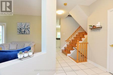 35 WELDON STREET, Whitby (rolling Acres), Ontario L1R 2T5, Canada
