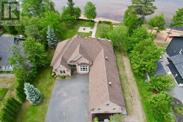 857 SUNNYSIDE BEACH RD, Sault Ste. Marie, Ontario P6A 6K4, Canada