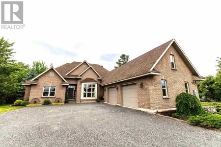 857 SUNNYSIDE BEACH RD, Sault Ste. Marie, Ontario P6A 6K4, Canada