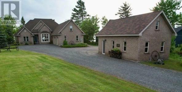857 SUNNYSIDE BEACH RD, Sault Ste. Marie, Ontario P6A 6K4, Canada