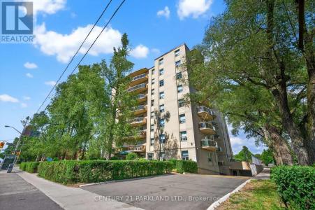 2961 DUFFERIN STREET, Toronto (yorkdale-glen Park), 온타리오주 M6B 3T2, 캐나다