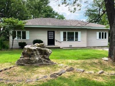 715 Sunshine Drive, Aurora, Missouri 65605, USA
