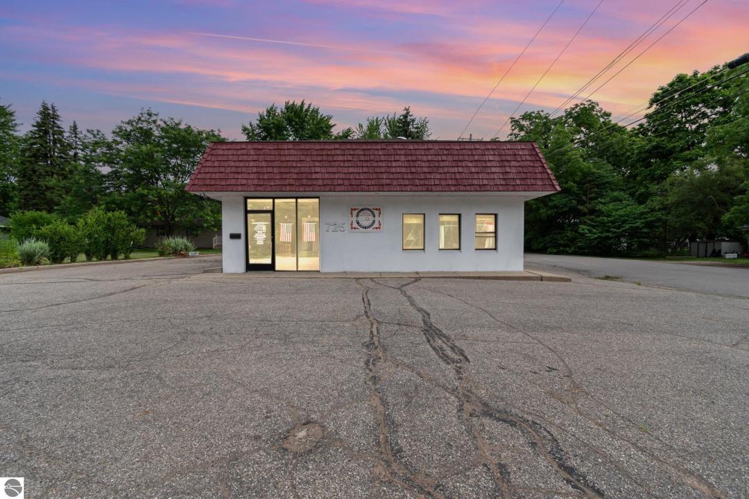725 E Center, Ithaca, Michigan 48847, Estados Unidos