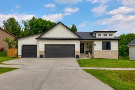 825 Sunburst Drive, Pleasant Hill, 아이오와 50327, 미국