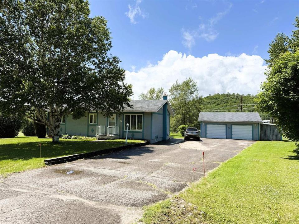 109 Rue Principale, Gracefield, Quebec J0X 1W0, Canada