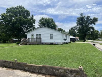 424 W. Washington, Versailles, Missouri 65084, USA