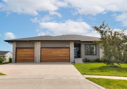 9138 Moonseed Court, West Des Moines, Iowa 50266, USA