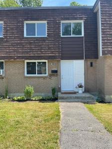382 Rue Andras, Dollard-Des Ormeaux, Quebec H9B 1R8, Canada