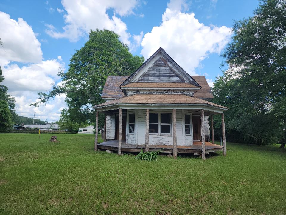 906 Second Street, Mena, Arkansas 71953, USA