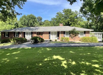 112 Birdsong, Carbondale, Illinois 62903, USA
