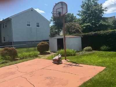 60 River Edge Road, Bergenfield, New Jersey 07621, USA
