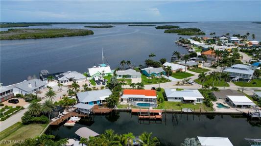 11803 Island Avenue, Matlacha, Florida 33993, USA