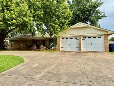205 Meadowdale Drive, Chickasha, Oklahoma 73018, USA