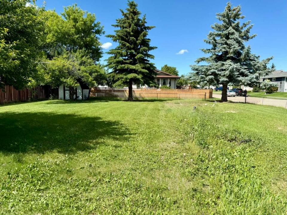 1958 5 AVENUE, Wainwright, Alberta T9W 1H9, Canada
