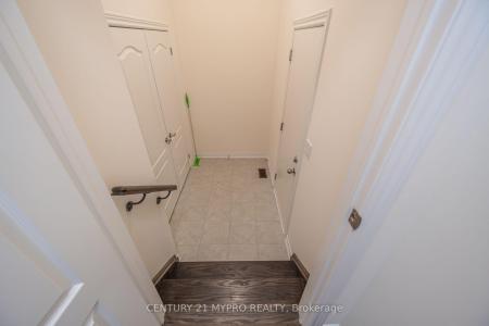 33 PIETROWSKI DRIVE, Georgina, Ontario L4P 0J7, CANADÁ