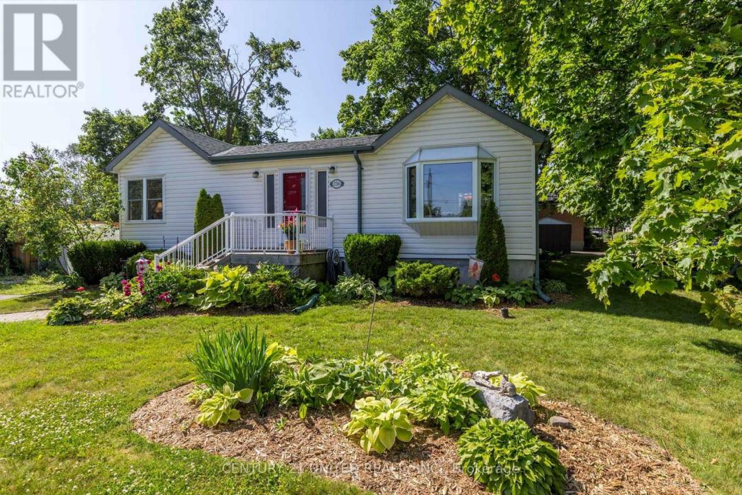 236 LEE STREET, Peterborough North (south), Ontario K9H 5P1, Canada