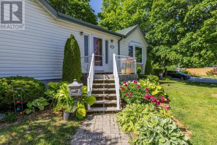 236 LEE STREET, Peterborough North (south), Ontario K9H 5P1, Canada