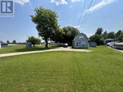 1011 SUNSET DR, Fort Frances, Ontario P9A 2T5, Canada