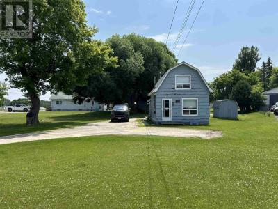 1011 SUNSET DR, Fort Frances, Ontario P9A 2T5, Canada