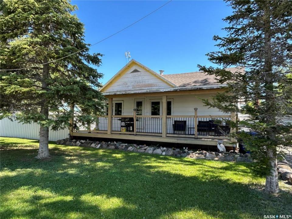 3 COTEAU AVENUE, Halbrite, Saskatchewan S0C 1H0, Canadá
