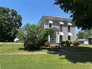 805 W. Madison St., Altamont, Illinois 62411, USA