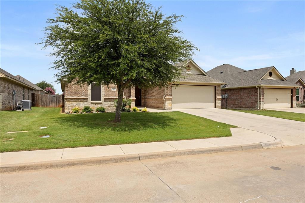 107 Donna Circle, Granbury, Texas 76049