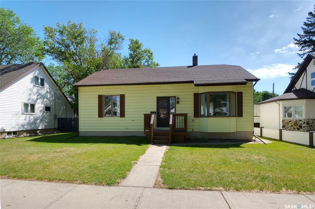 1085 6TH AVENUE NW, Moose Jaw, Saskatchewan S6H 4A5, Canada