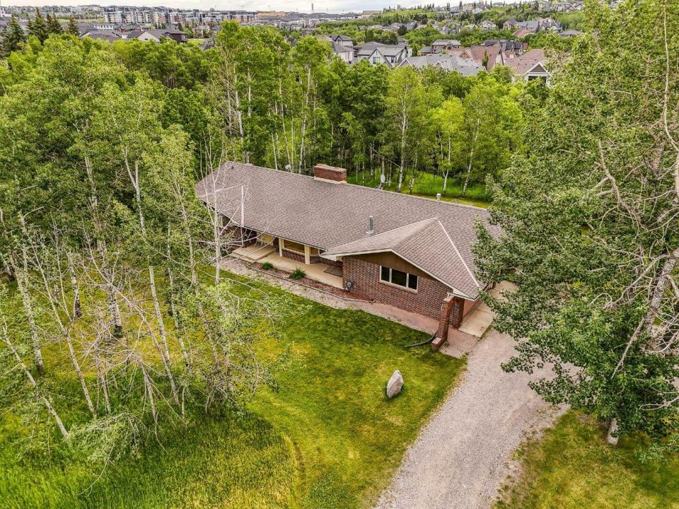 2758 85 STREET SW, Calgary, Alberta T3H 4C4, Kanada