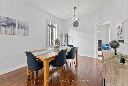 42 BALLYMORE DRIVE, Aurora, Ontario L4G 7E6, Kanada