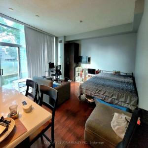 18 YONGE STREET, Toronto, אונטריו M5M 3G5, קנדה
