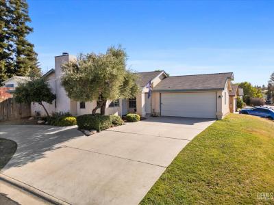 6305 Wolfe Creek Drive, Bakersfield, California 93306, USA