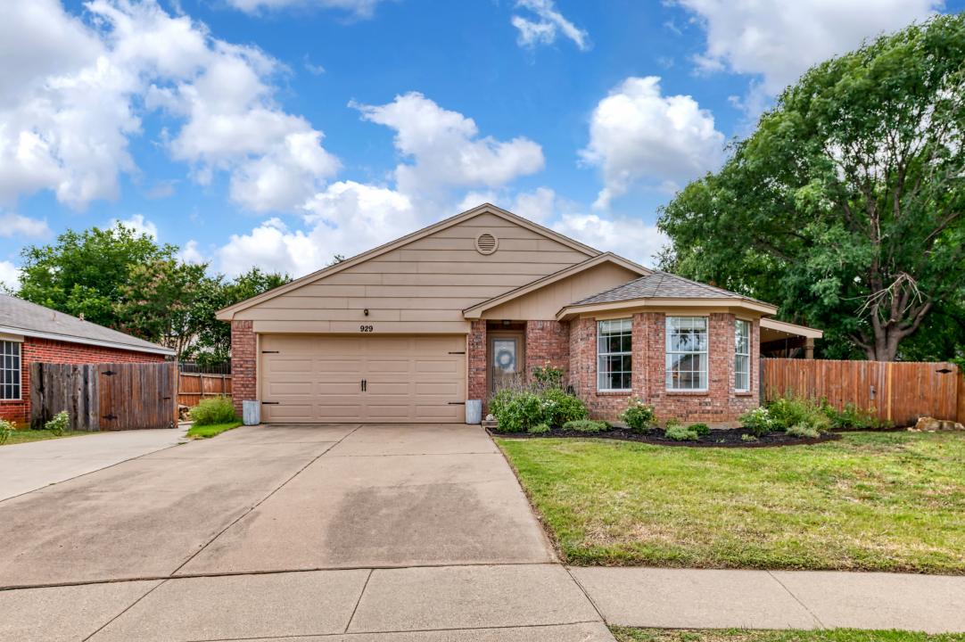 929 Comiskey Court, Saginaw, Texas 76179