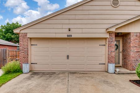929 Comiskey Court, Saginaw, Texas 76179