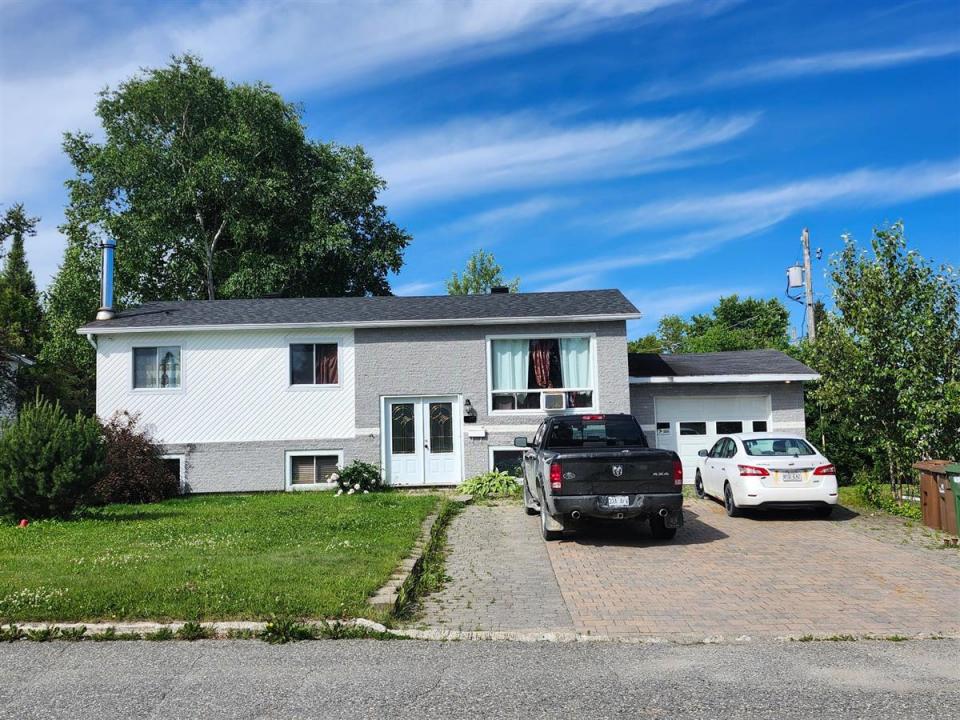 692 Rue des Sapins, Québec J9T 3N2, Canada