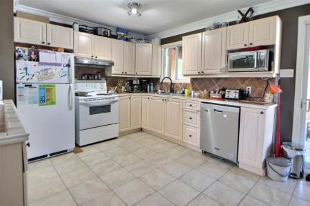 692 Rue des Sapins, Québec J9T 3N2, Canada